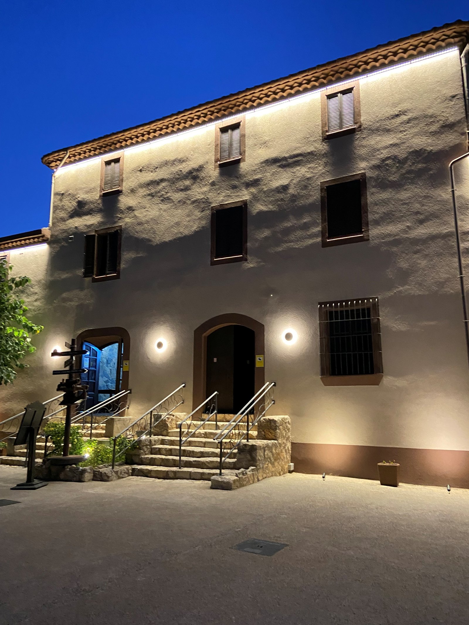 Masía histórica Hotel Mas Trader de noche